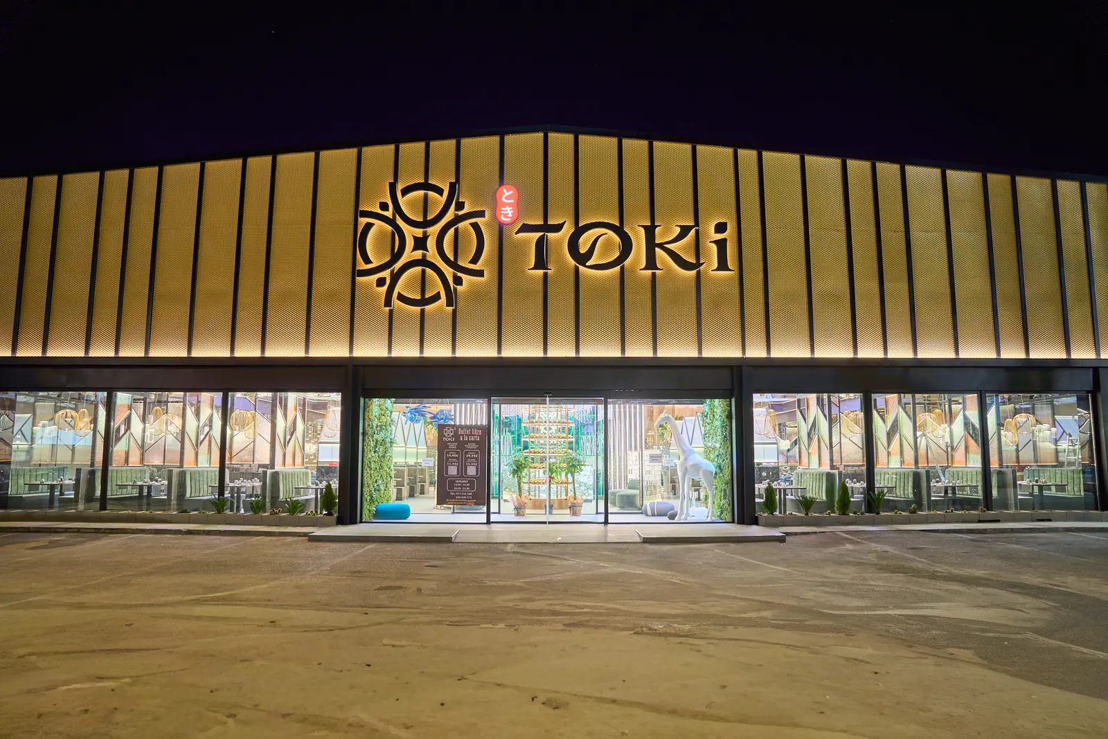 Fachada nocturna de TOKI Sushi en Palma