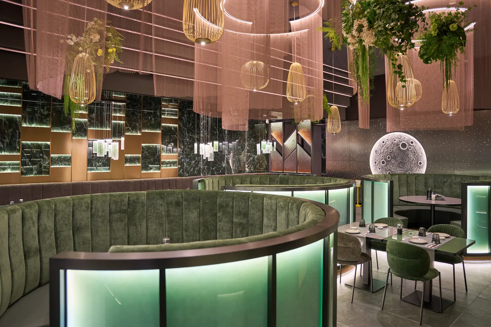 Comedor de TOKI Sushi con cielo estrellado y luna