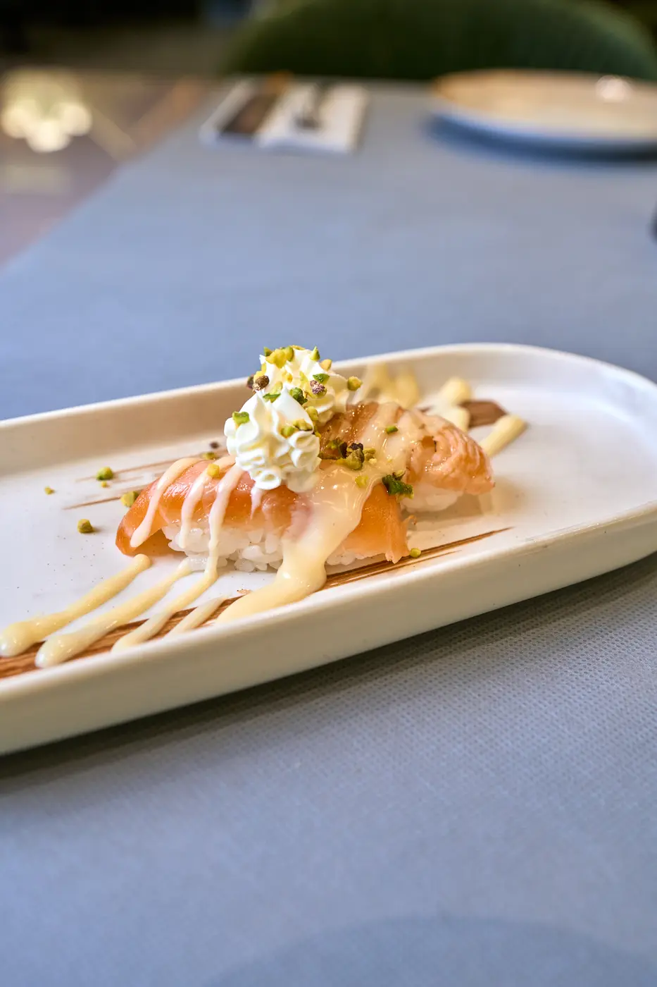Nigiri de salmón con crema y pistacho